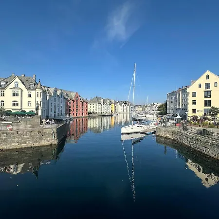 Elegant Three-bedroom With Stunning Sea Views Alesund