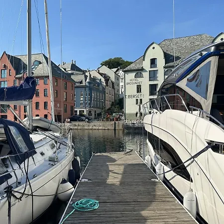 Elegant Three-bedroom With Stunning Sea Views * Alesund