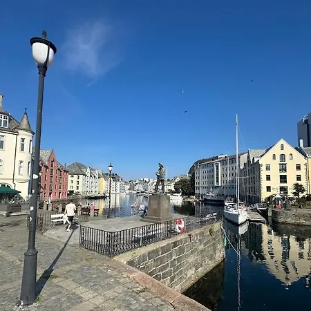 Elegant Three-bedroom With Stunning Sea Views Alesund