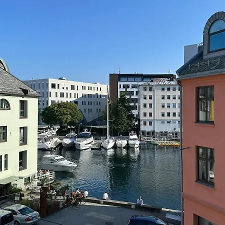 Apartment Elegant Three-bedroom With Stunning Sea Views *