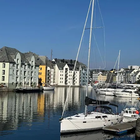 Elegant Three-bedroom With Stunning Sea Views Apartment