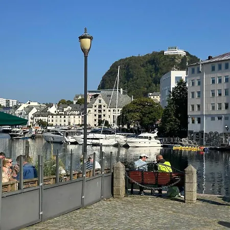 Elegant Three-bedroom With Stunning Sea Views Alesund