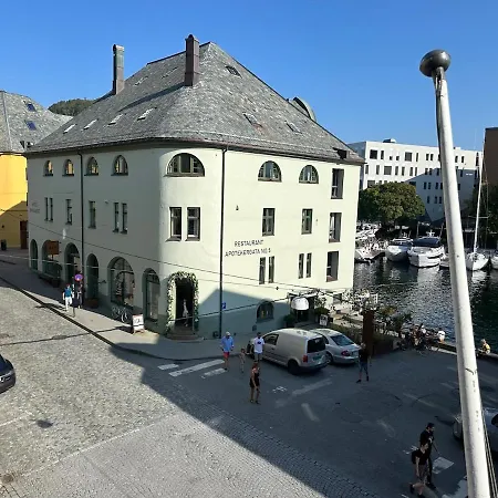 Elegant Three-bedroom With Stunning Sea Views Alesund