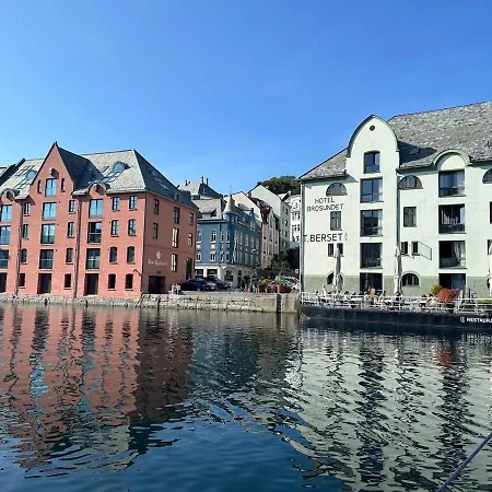 Elegant Three-bedroom With Stunning Sea Views *