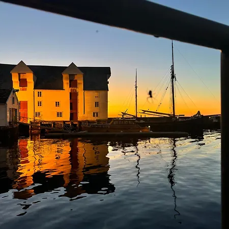 Elegant Three-bedroom With Stunning Sea Views - Very Limited Availability - Secure Your For Christmas 2026 Or Summer 2027 * Ålesund