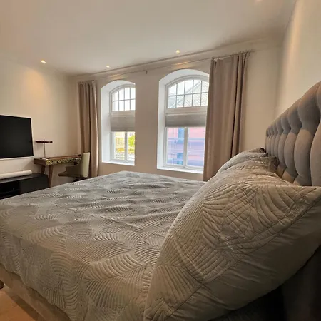 Elegant Three-bedroom With Stunning Sea Views