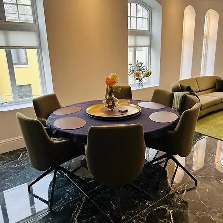 Elegant Three-bedroom With Stunning Sea Views Apartment