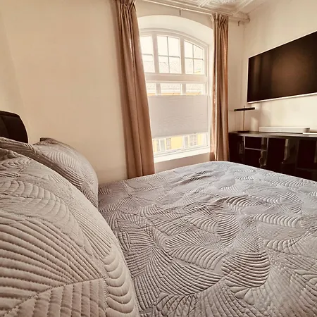 Apartment Elegant Three-bedroom With Stunning Sea Views