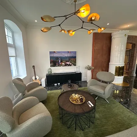 Elegant Three-bedroom With Stunning Sea Views Apartment *