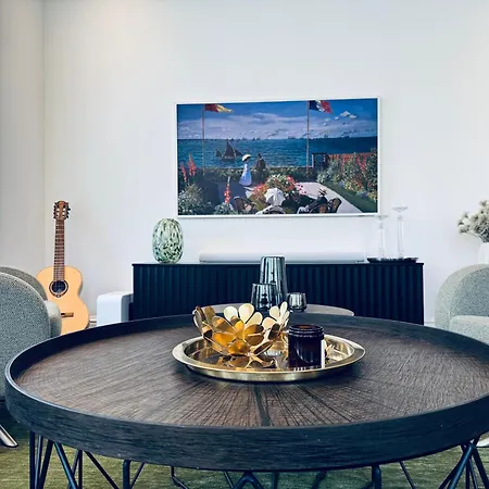 Apartment Elegant Three-bedroom With Stunning Sea Views *