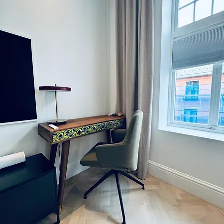 Elegant Three-bedroom With Stunning Sea Views Apartment