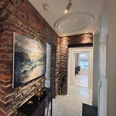 Elegant Three-bedroom With Stunning Sea Views *