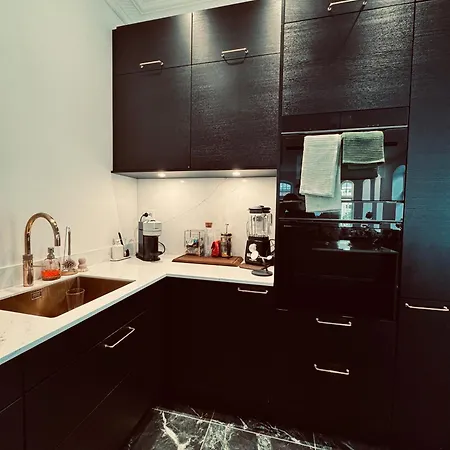 Elegant Three-bedroom With Stunning Sea Views - Limited Availability - Secure Your For Summer Apartment *