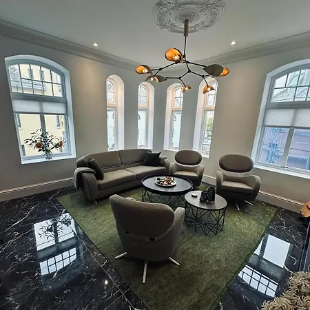 Elegant Three-bedroom With Stunning Sea Views Alesund