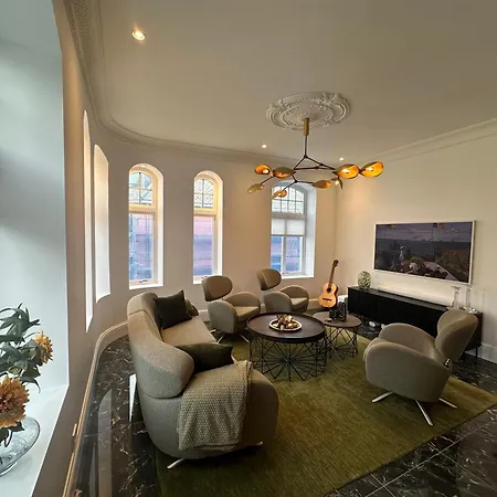 Elegant Three-bedroom With Stunning Sea Views
