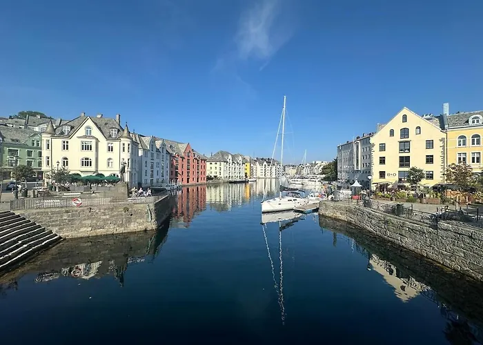 Elegant Three-bedroom With Stunning Sea Views - Limited Availability - Secure Your For Summer Ålesund