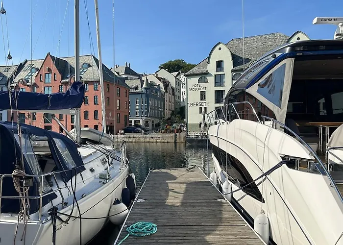 Elegant Three-bedroom With Stunning Sea Views - Limited Availability - Secure Your For Summer * Ålesund