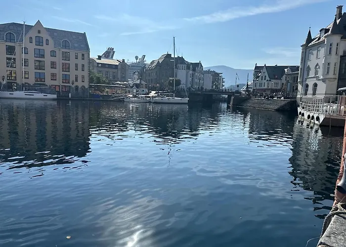 Elegant Three-bedroom With Stunning Sea Views - Limited Availability - Secure Your For Summer *