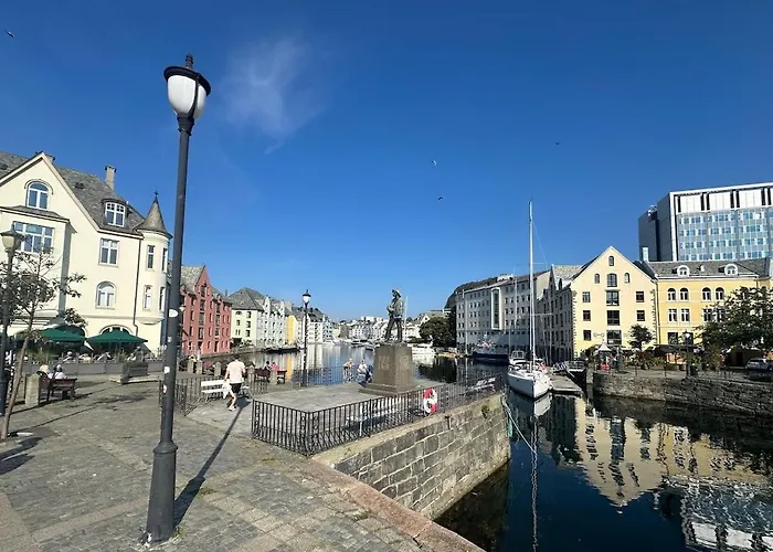 Elegant Three-bedroom With Stunning Sea Views - Limited Availability - Secure Your For Summer Ålesund