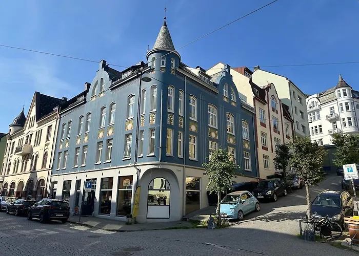 Elegant Three-bedroom With Stunning Sea Views - Limited Availability - Secure Your For Summer