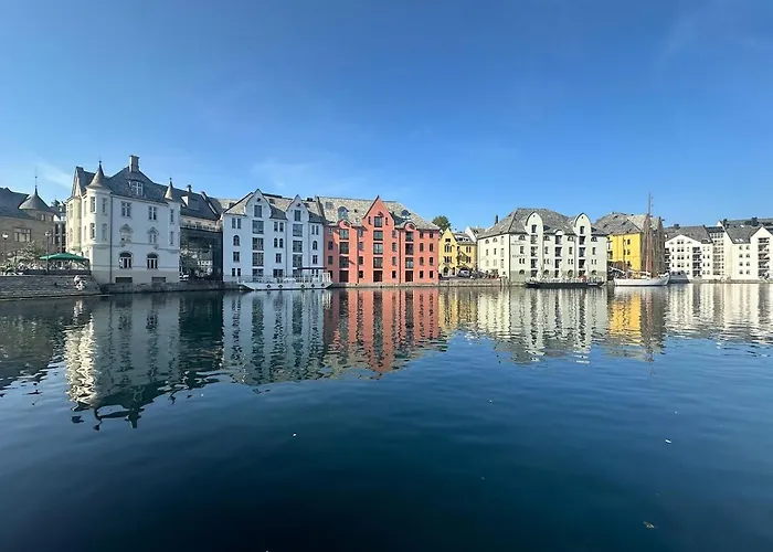 Elegant Three-bedroom With Stunning Sea Views - Limited Availability - Secure Your For Summer Apartamento *