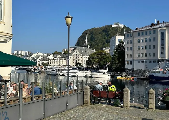 Elegant Three-bedroom With Stunning Sea Views - Limited Availability - Secure Your For Summer Ålesund