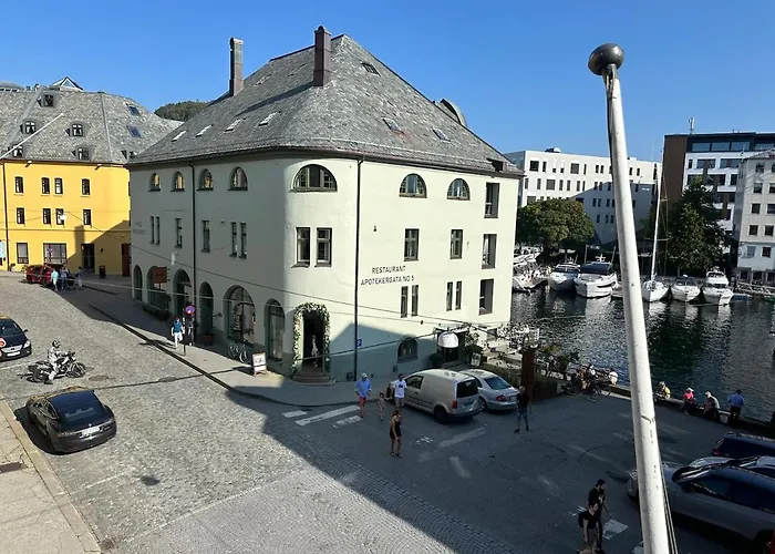 Elegant Three-bedroom With Stunning Sea Views - Limited Availability - Secure Your For Summer Ålesund