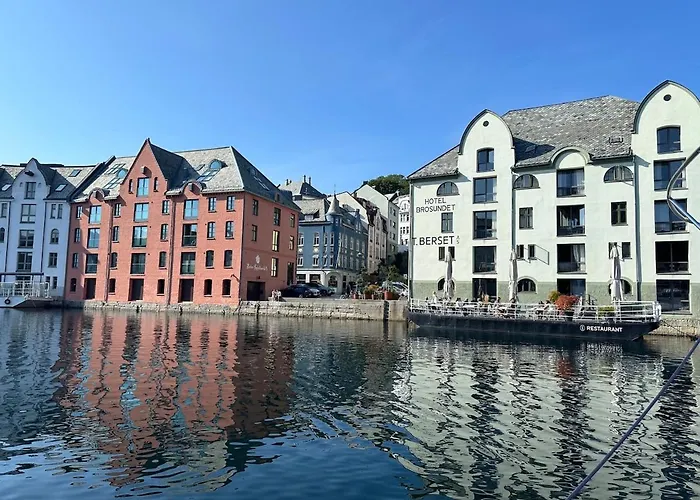 Elegant Three-bedroom With Stunning Sea Views - Limited Availability - Secure Your For Summer *