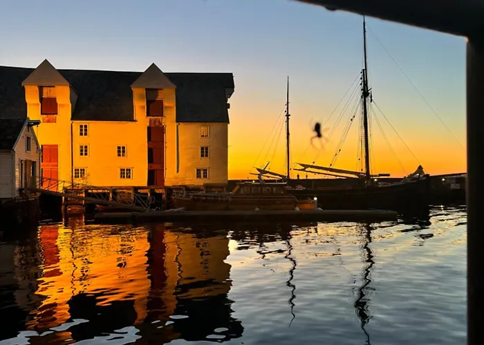 Elegant Three-bedroom With Stunning Sea Views - Limited Availability - Secure Your For Summer * Ålesund