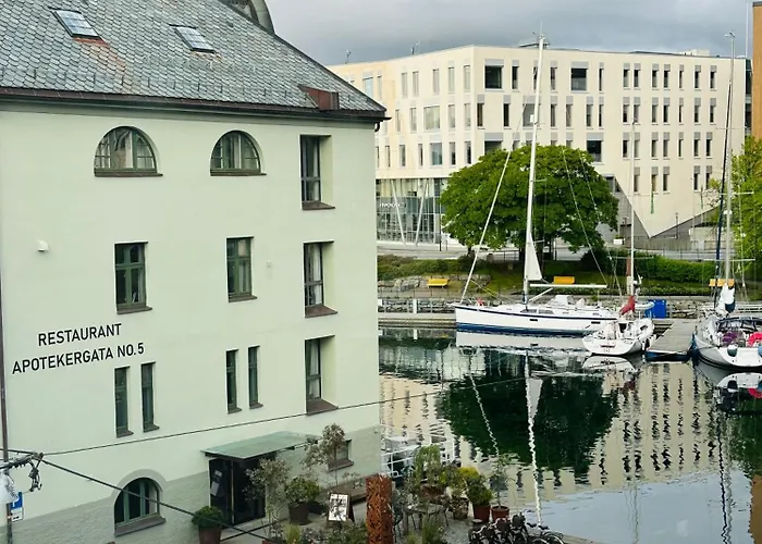 Elegant Three-bedroom With Stunning Sea Views - Limited Availability - Secure Your For Summer * Ålesund