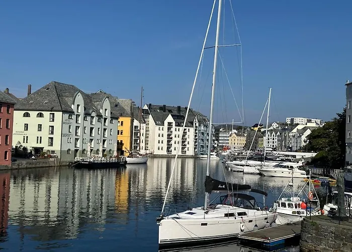 Elegant Three-bedroom With Stunning Sea Views - Limited Availability - Secure Your For Summer Lejlighed